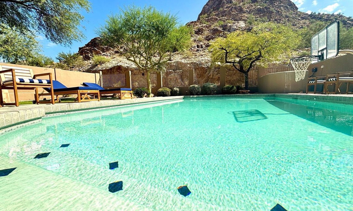 Foothills House | Heated Saltwater Pool, Mtn View, King Beds, Games, Near Golf & Hiking, Sleeps 10