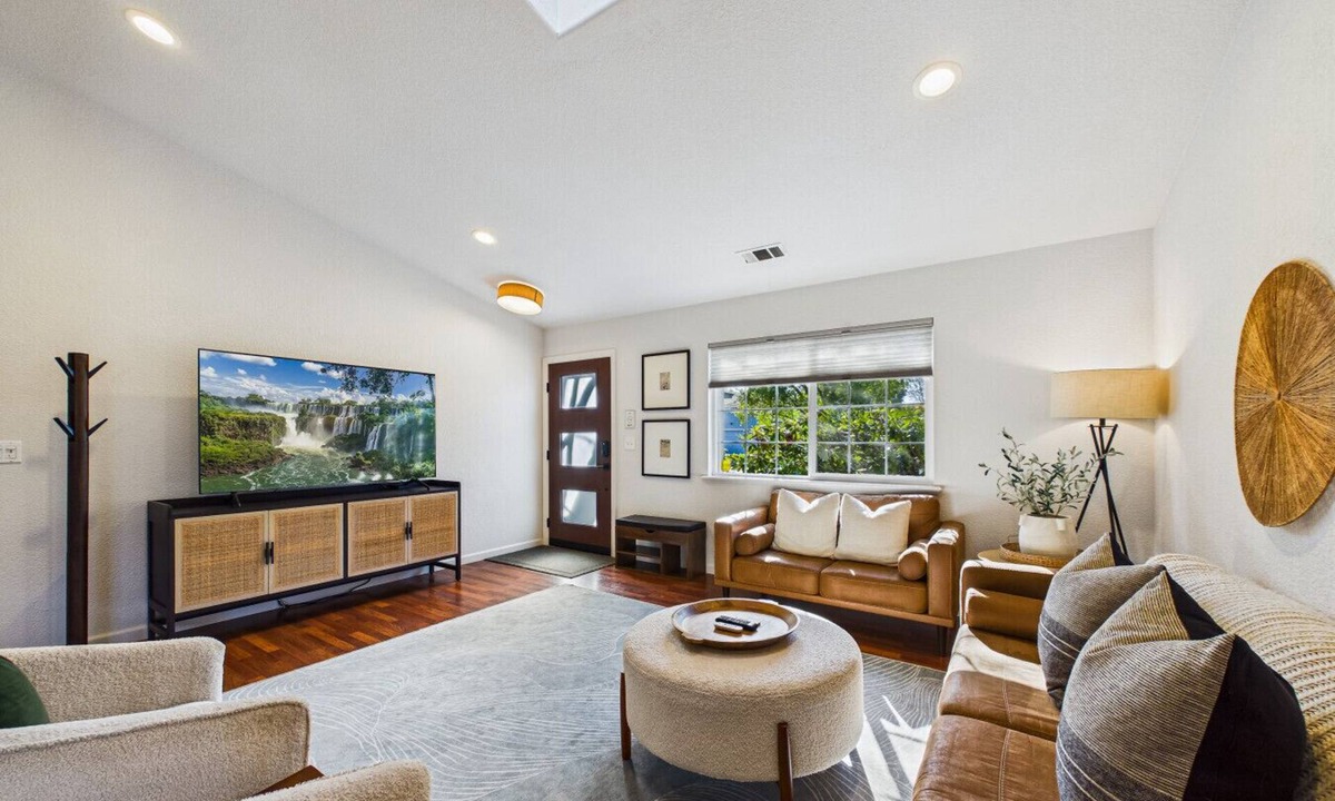 McKinleyville House | Hedge Rose Near Cal Poly, Airport, Redwoods