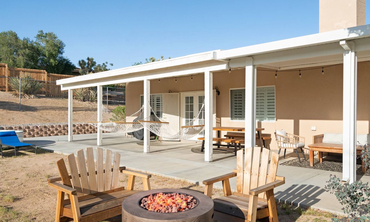 Yucca Valley House | Hillside Desert House - Hot Tub, Fire Pit and BBQ!