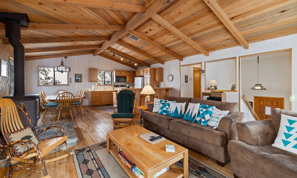 Truckee Cabin | Hillside Haven - Summer Tahoe Donner Escape, Close to Hiking, Minutes to Downtown Truckee
