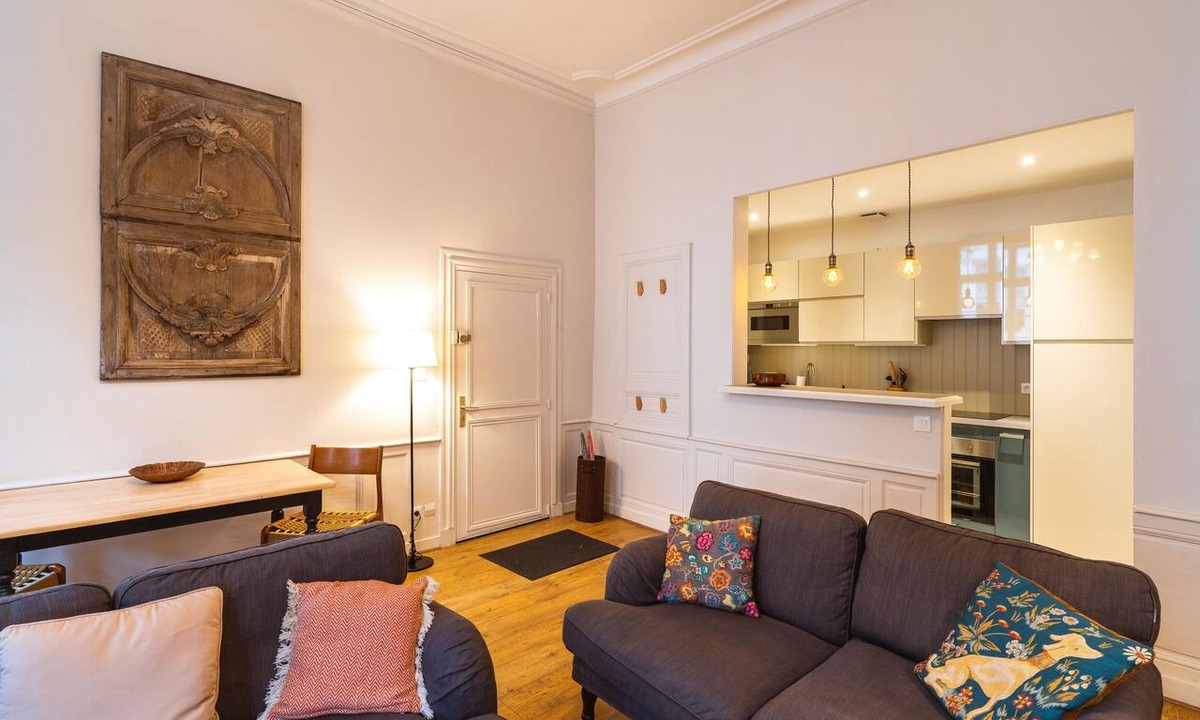 Amboise Apartment | Historic apartment, Old Town Amboise, across from Château, close to restaurants