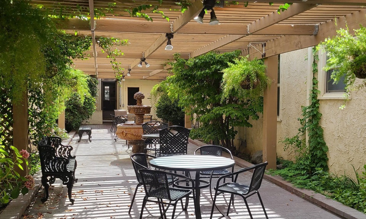 Lone Pine Hotel | Historic Dow Hotel