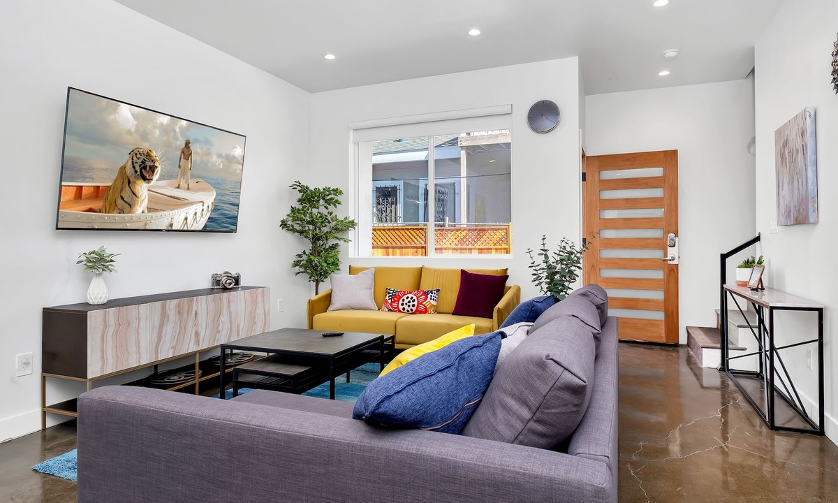 Hollywood House | ✩★ HOLLYWOOD 3B/2.5B CONDO W/BBQ & 3 parking in side property✩ ✩