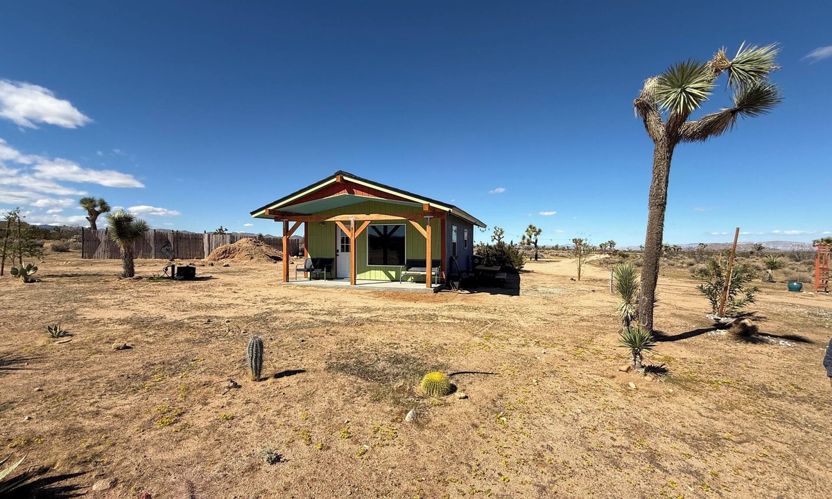 Yucca Valley Cabin | Homestead Style 1-BR cabin with AC/Heat in high desert Yucca Valley on the Mesa