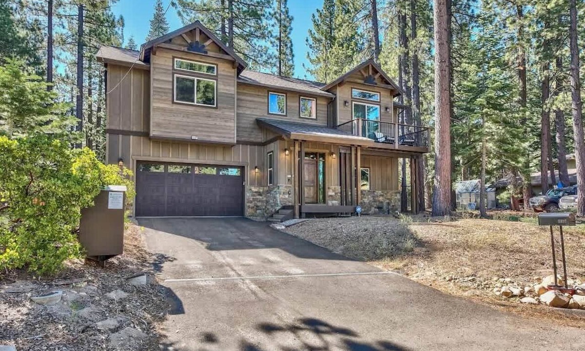 Country Club Estates Cabin | Hot Tub, Air Conditioning, Games, EV Charger