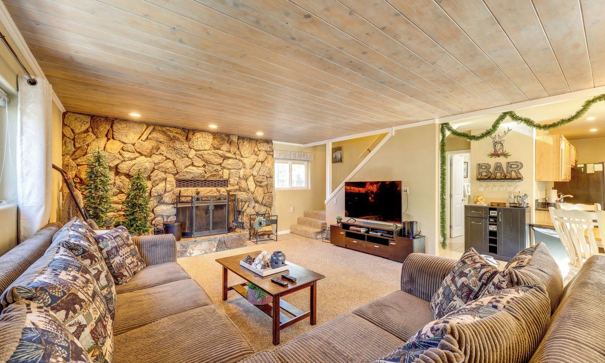 Sugarloaf Cottage | Hot Tub + Game Room: Group Getaway in Big Bear!