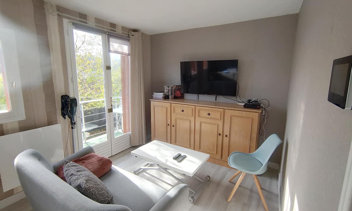 Camp De Satory House | House with independent basement and parking 2km from Versailles