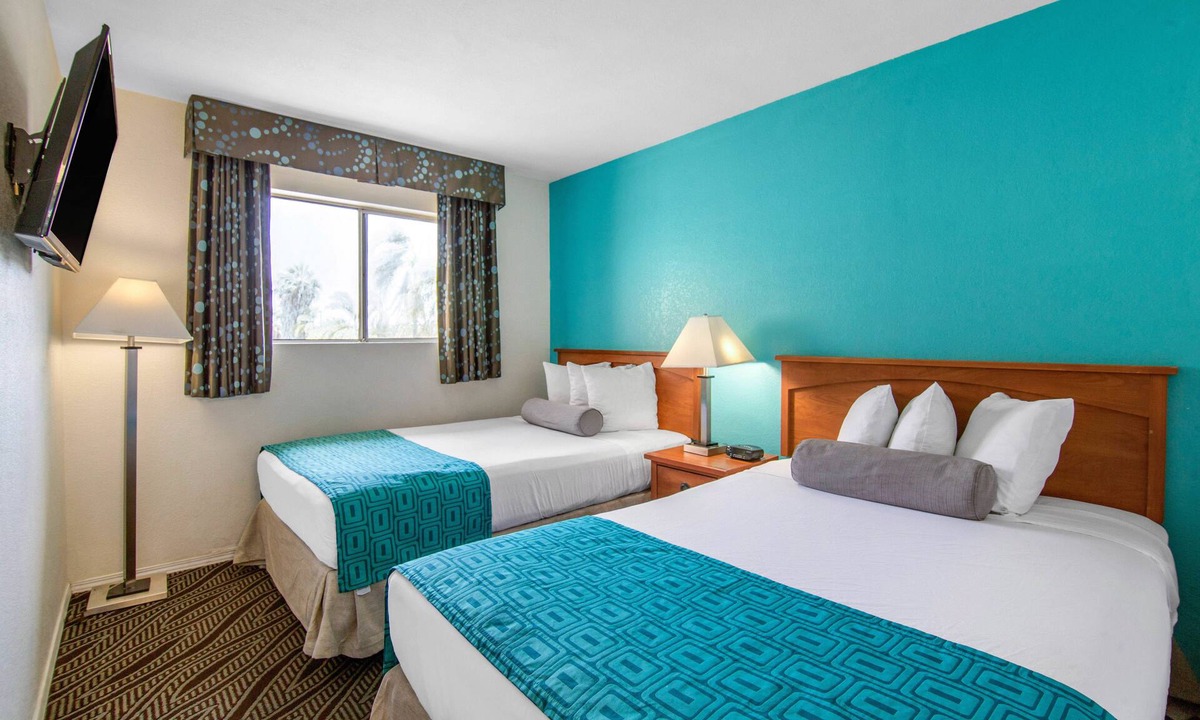 Lincoln Acres Hotel | Howard Johnson Suites by Wyndham San Diego Chula Vista/BayFt