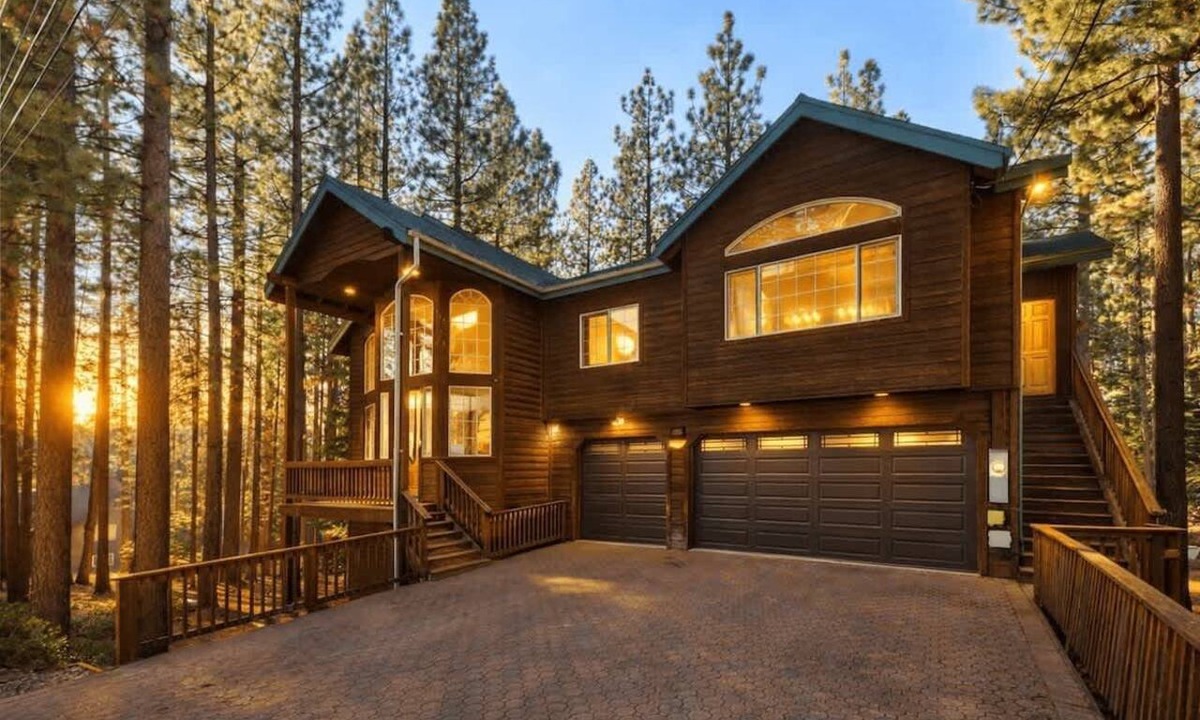 Montgomery Estates Cabin | HUGE 7Br Cabin: Pool Table, Games, Bonus Bedroom