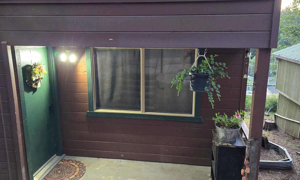 Twain Harte Apartment | Humans and fur babies welcome in this cozy studio with EV/Tesla charger.