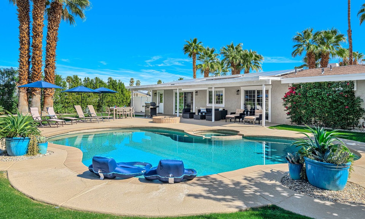 Palm Desert House | Idyllic setting just a 5-minute walk to El Paseo!