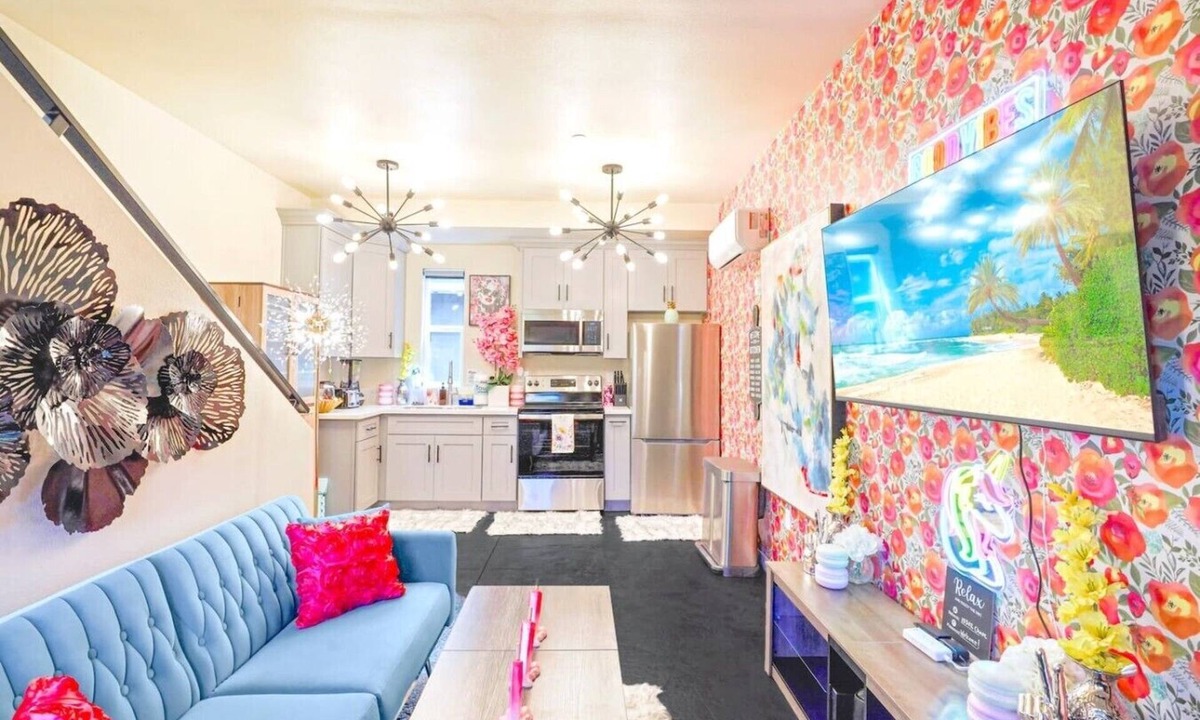 North Hills East House | II. Chic 4BR Home by Universal + Patio: Fifa SoFi