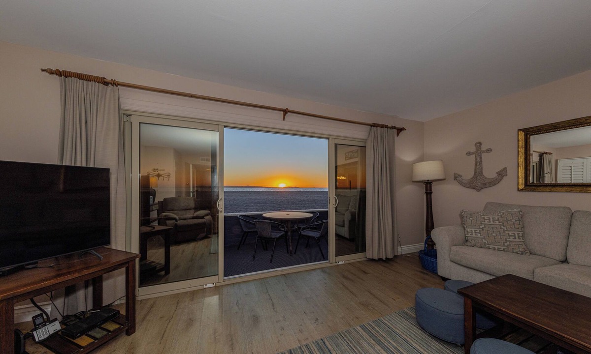 West Newport House | INCREDIBLE VIEWS FROM THIS OCEANFRONT HOME-just blocks north from NB Pier 318001