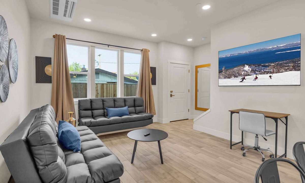 Reno/Tahoe Airport House | Innovative Townhouse|Sleeps 7|5Beds & 2Sofa Beds|E