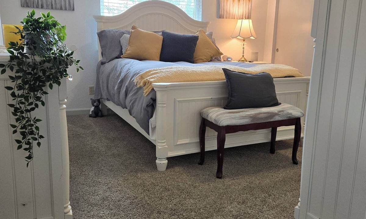 Elk Grove Cottage | Intimate 2-bedroom cottage with WiFi, AC in awesome Elk Grove