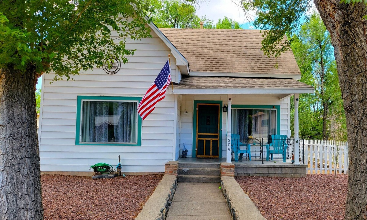Prescott Ski Chalet | Jennywood Cottage - Prescott Cabin Rentals