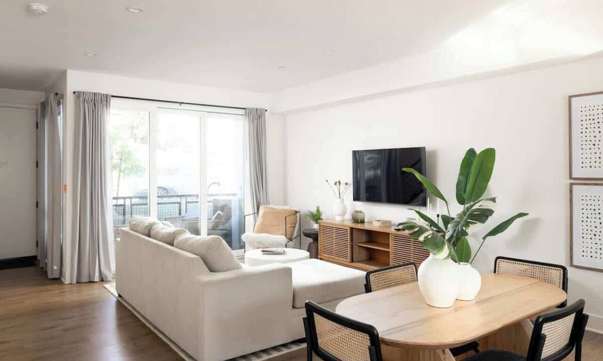 Golden Hill Condo | King Bed|Chef's Kitchen|2-Car Garage|1650 Sq Ft