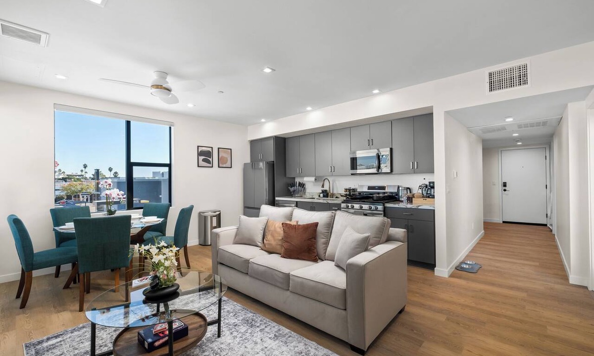 Roseville - Fleet Ridge Apartment | King Bed, EV Charger, Pet-Friendly, Balcony, Near Airport & Beaches