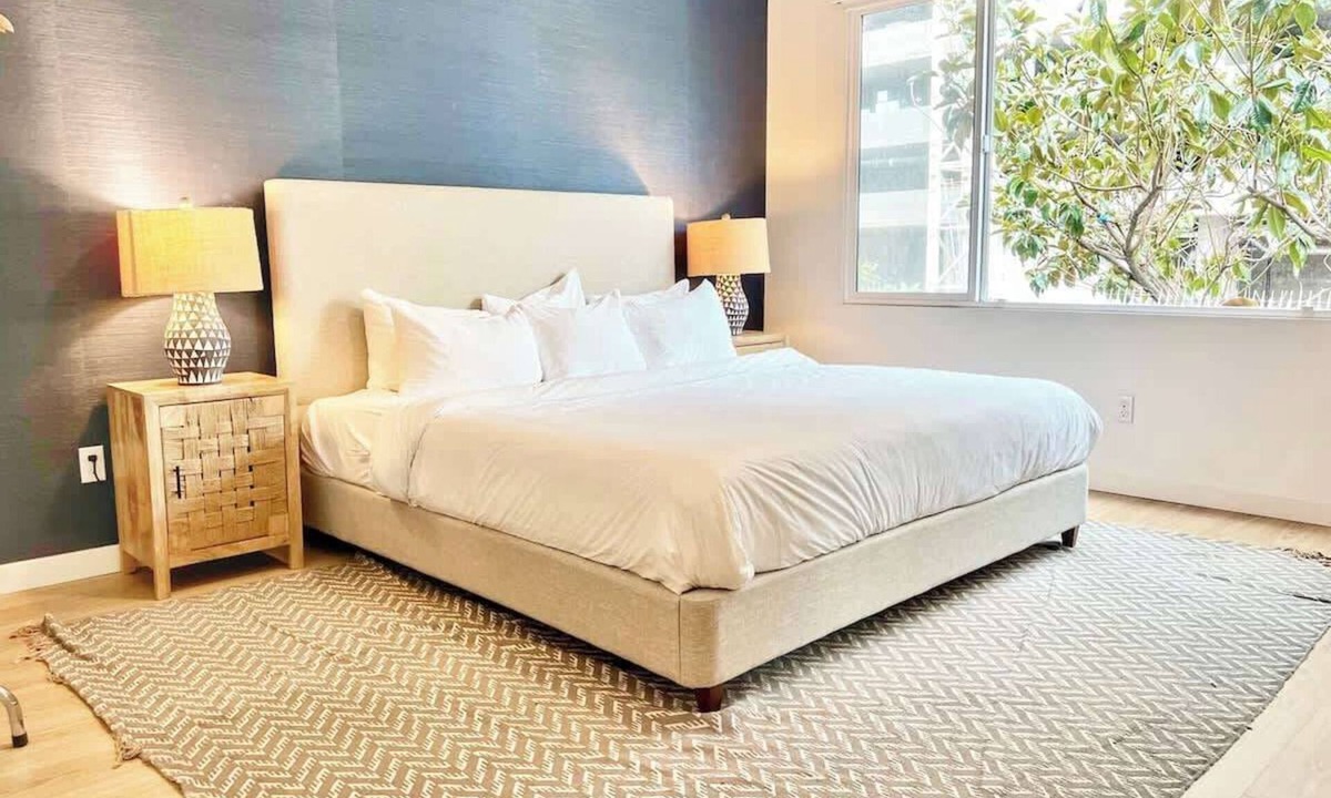 East Village Apartment | King Bed | Gaslamp, Beaches & Padres Nearby