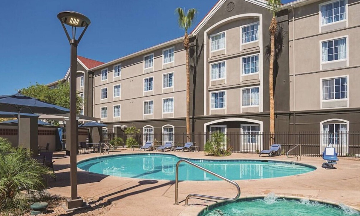 Ahwatukee Foothills Hotel | King Bed, Non- Smoking at La Quinta Inn & Suites by Wyndham Phoenix Chandler