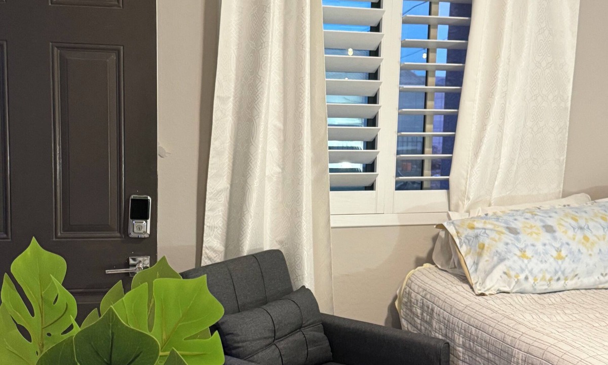 Russell Ranch Apartment | King bed:private entry: bedroom