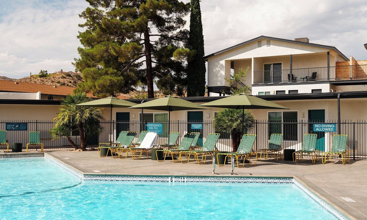 Yucca Valley Hotel | King | Joshua Tree | Joshua Tree Park, Pool, Fire Pit
