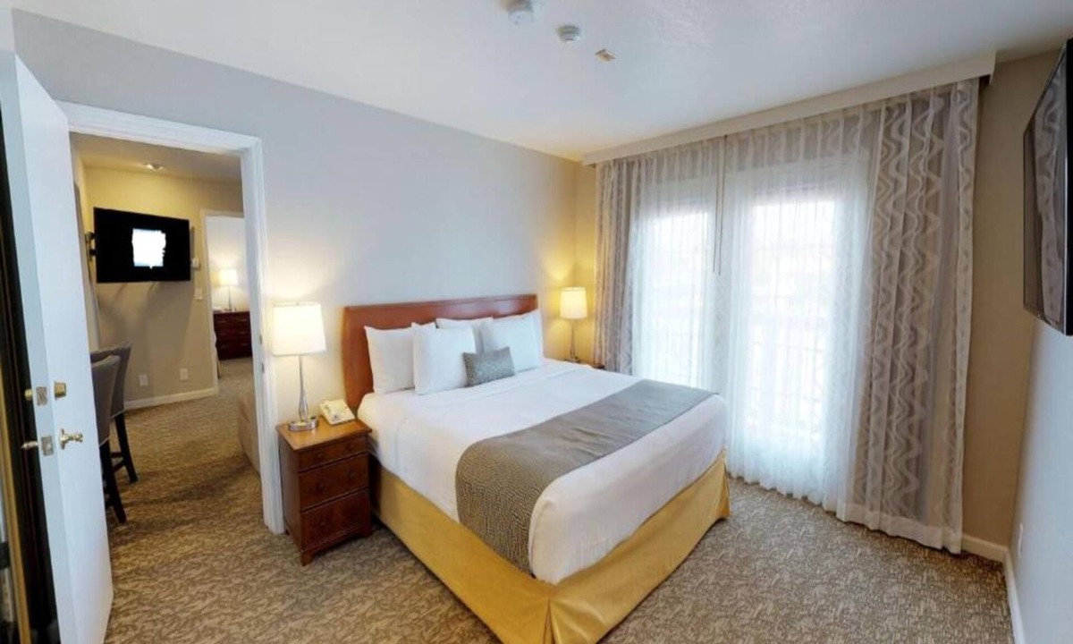 Newark Hotel | Kitchen-Equipped Suite w/Fireplace & Chill Seating – Free Breakfast