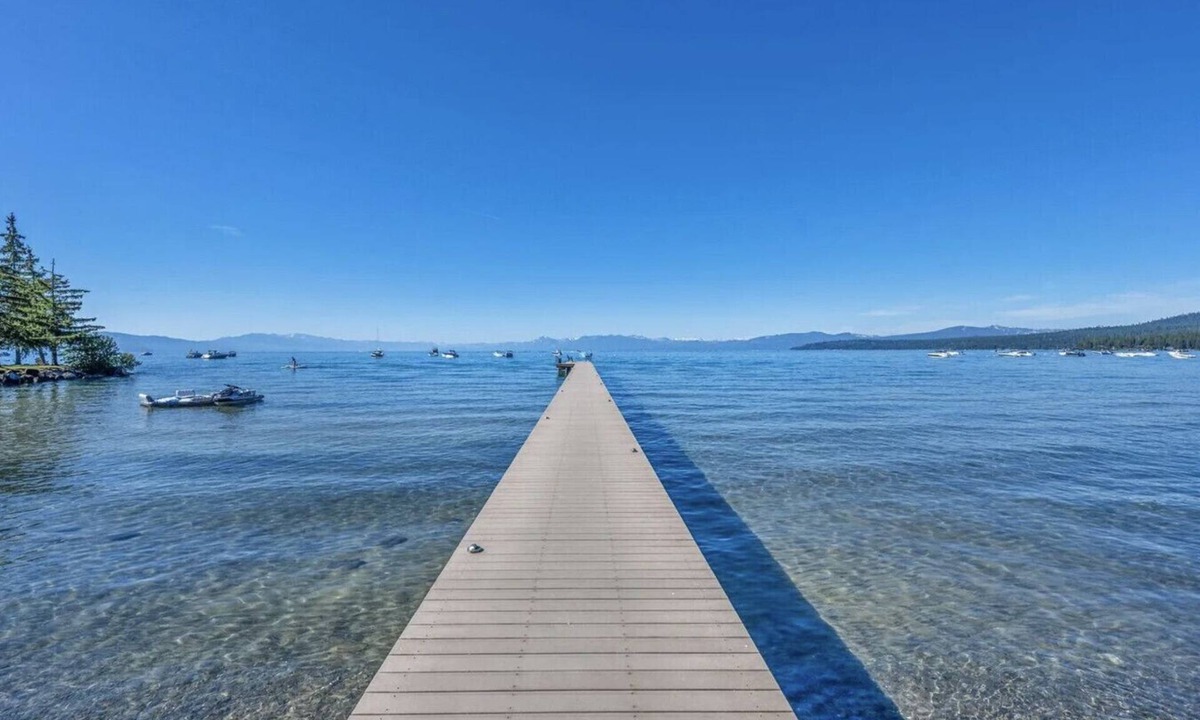 Tahoe Vista Condo | Lakeside Condo Fireplace 3 Beds Near Northstar