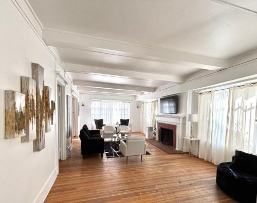 Mid City House | Large 5 Bedroom House perfect for large group
