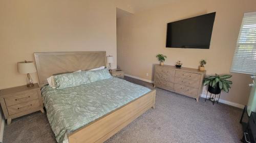 Santa Paula Bed & Breakfast | Large bedroom and bathroom with private entrance