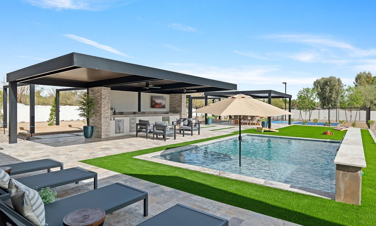 Surprise House | Large entertainment 4-bedroom home in Surprise - Pickleball Court, Pool, Bocce