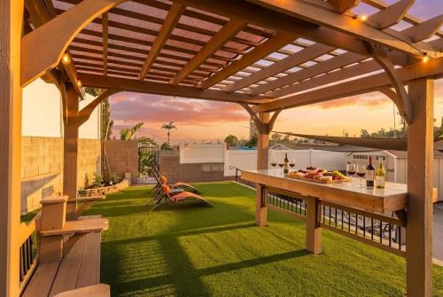 Lemon Grove House | Large Home Hot Tub Firepit BBQ Attached Studio