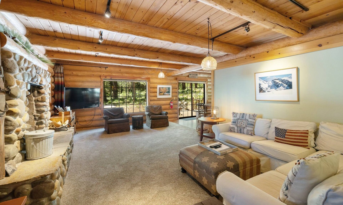 Truckee Cabin | Liberty Lodge - Spacious Log Cabin with Private Hot Tub, Bunk Room, in Lower Tahoe Donner