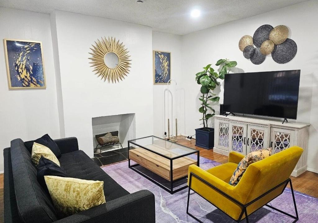 Los Angeles House | LOS ANGELES 6 BR HOME - Sleeps 8-10 - FREE PARKING -BBQ