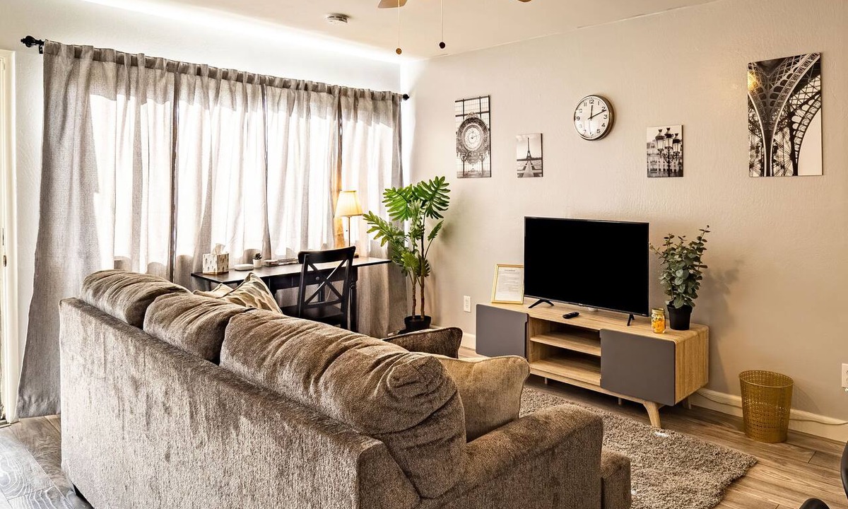 Carmichael Apartment | Luxe 2B in Sunny Carmichael/Netflix/Work Desk
