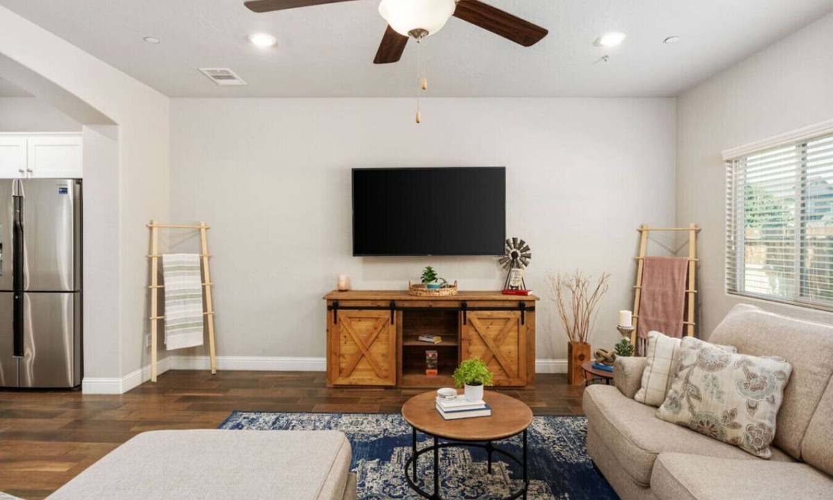 Clovis House | Luxe Vista | King Bed | EV Charger
