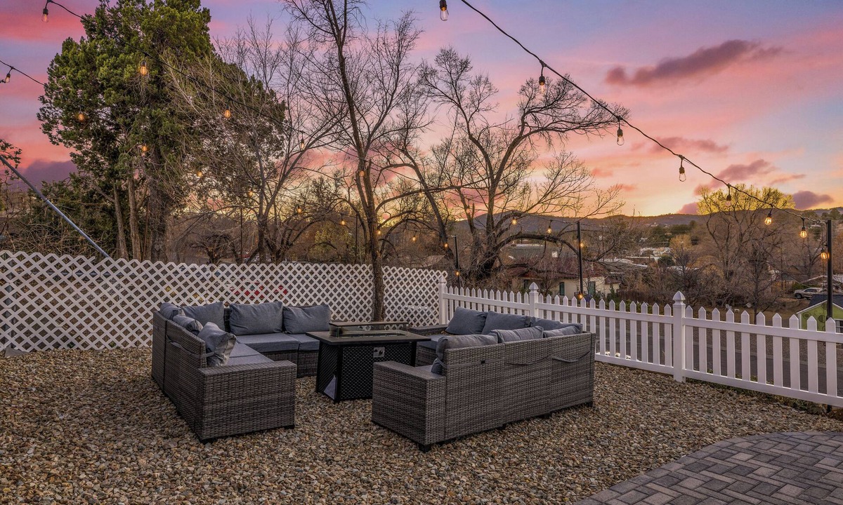 Prescott House | LuxHistoric Retreat, Whiskey Room, Mins to DT