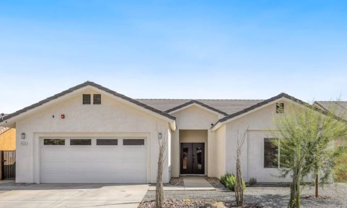Cathedral City House | Luxury 4 Bedroom/3 Bath w/Private Saltwater Pool, Hot Tub & Putting Green!