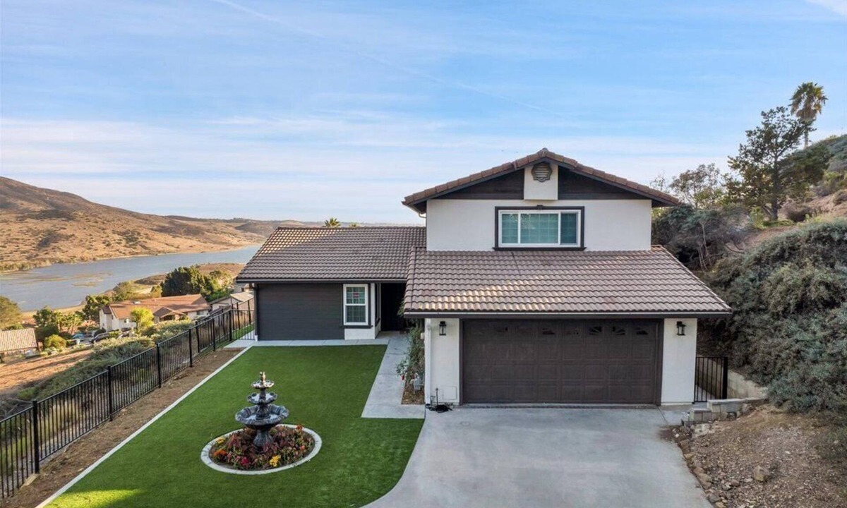 La Presa House | Luxury 4 BR w/Serene Lake Views