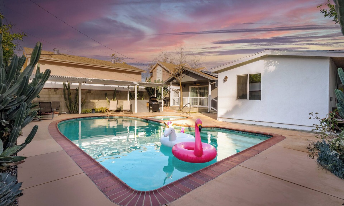 Burbank House | Luxury 5BR Retreat | Pool, Spa & Near Universal