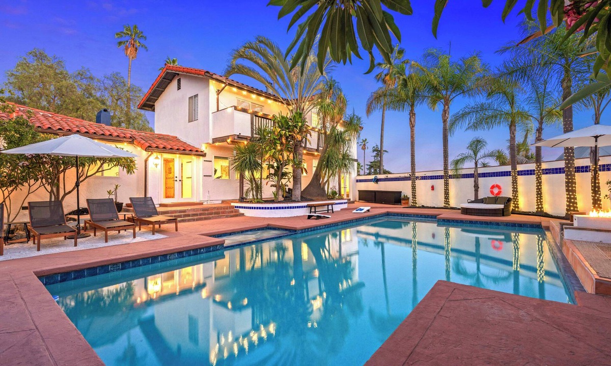 Mount Helix Villa | Luxury 5BR Villa - Pool, Spa, Movie Theater, Game Room, Bar, & Outdoor Dining