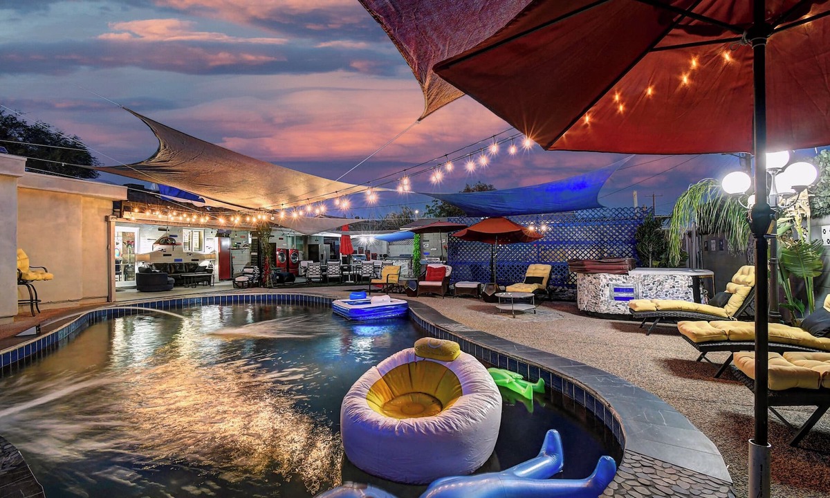 Tempe House | Luxury 7BR Pool & Spa Retreat in Tempe – 7 Kings or 14 Total Beds -Customizable!