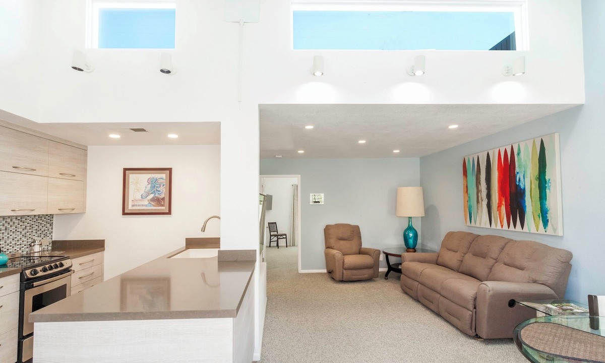 Old Las Palmas Condo | LUXURY CONDO, DOWNTOWN, NOBODY ABOVE OR BELOW, LAUNDRY, PARKING