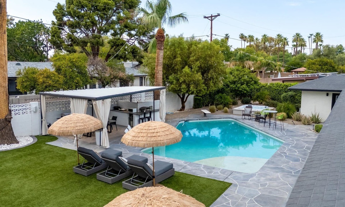 Alhambra House | LUXURY & LOCATION Central Corridor Remodeled Ranch on 1/3 acre-BACKYARD RESORT!