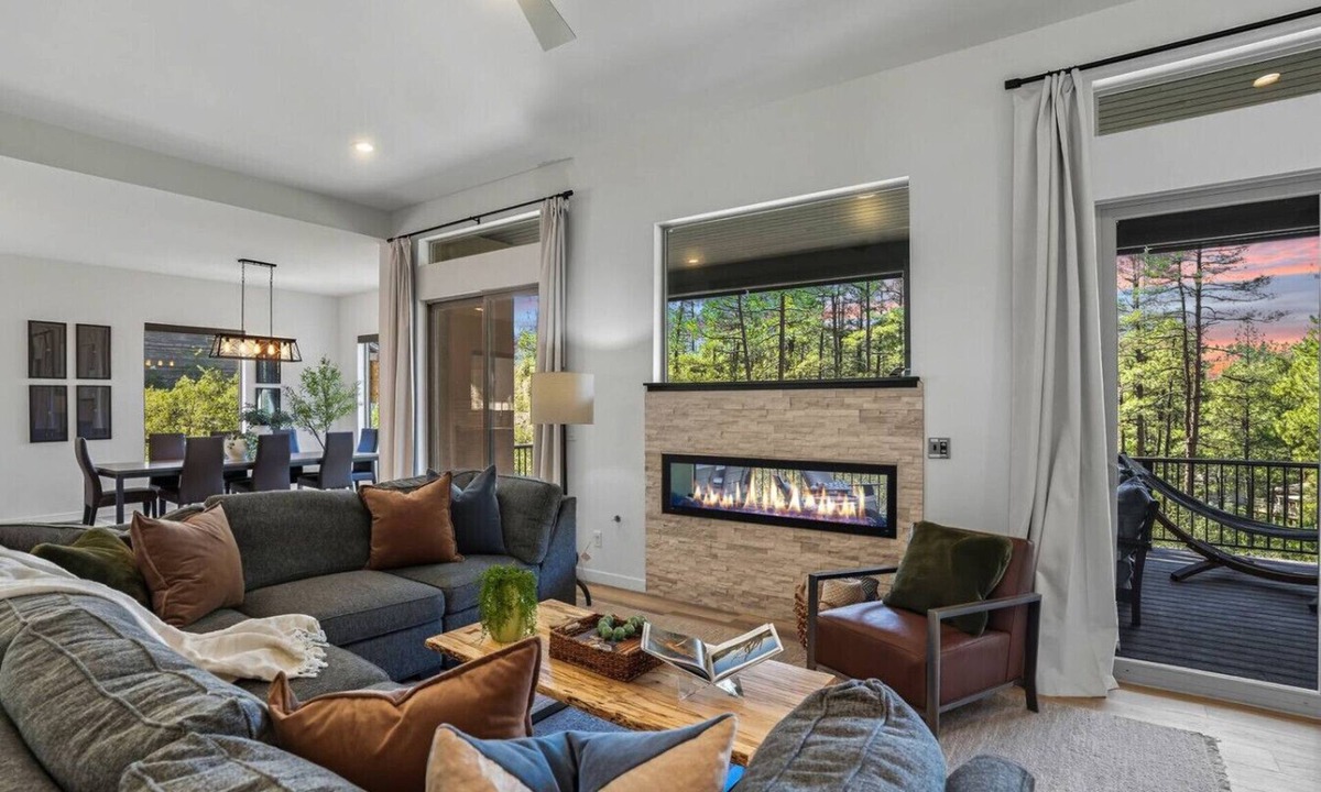 Hidden Valley Ranch House | Luxury Lodge | Hot Tub + Views | 5 Min to DT