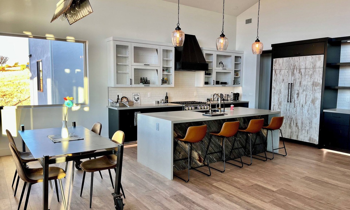 Williamson House | Luxury Modern farmhouse, Strong WiFi, Stunning Granite Mountain Views
