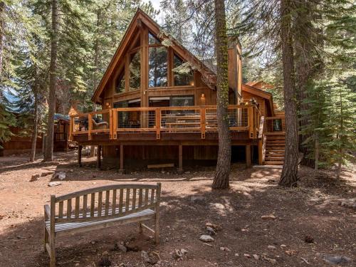 Truckee House | Luxury Mountain Pet-Friendly Cabin | Golf Views & Sleeps 13