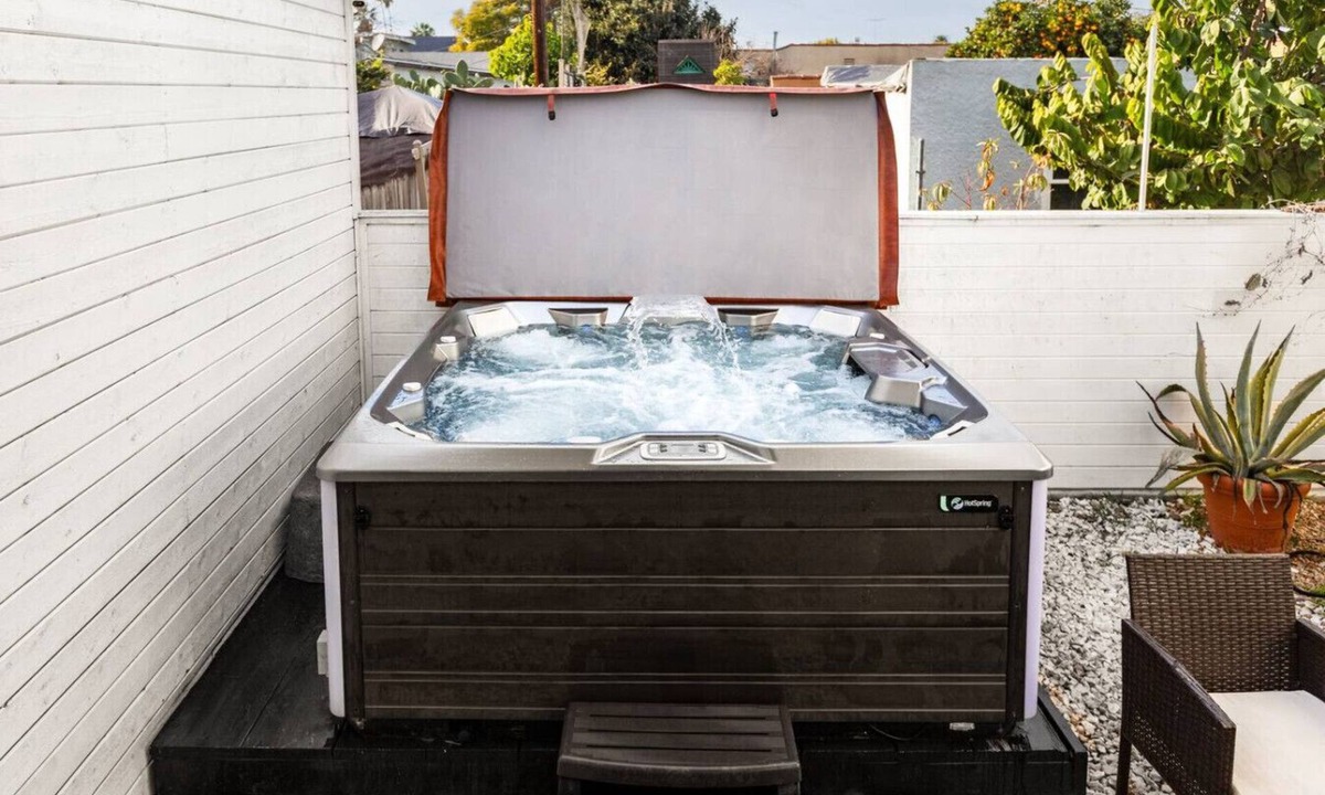 McManus House | Luxury Prime LA Retreat – Hot Tub, Fireplace, Parking
