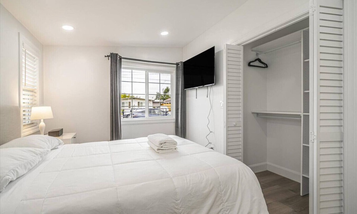 South Sundale House | Luxury suite w/private bath in Central Fremont