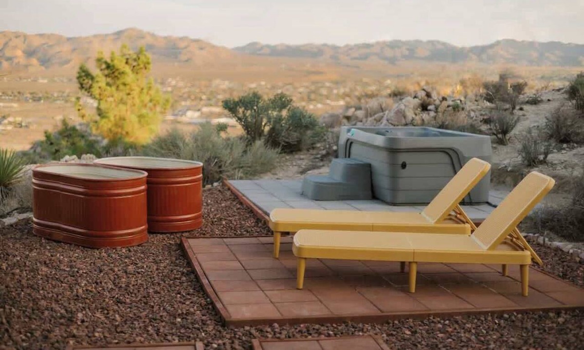 Yucca Valley House | Mandarin Escape Retro Dream, Rooftop Deck, Spa